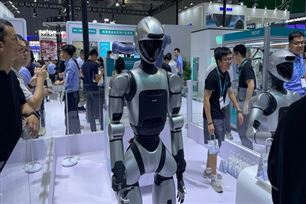 早报|宇树推出首款轮式人形机器人;微软建成首个AI超级工厂