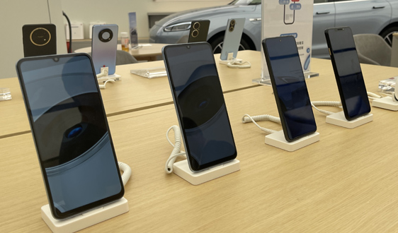 這就是全球首款機器人手機！榮耀ROBOT PHONE驚喜亮相CES